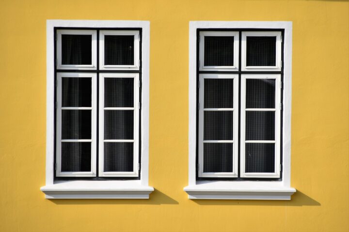 okna z parapetem